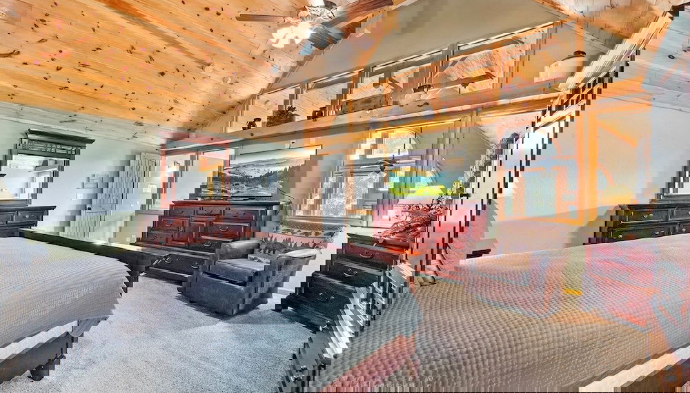 Kim's Cove Motorcycle-Friendly Cabin features Game Room by RedAwning - Foto 1, Habitación