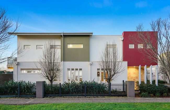 StayAU Pakenham Townhouse with Lakeview - Foto 9