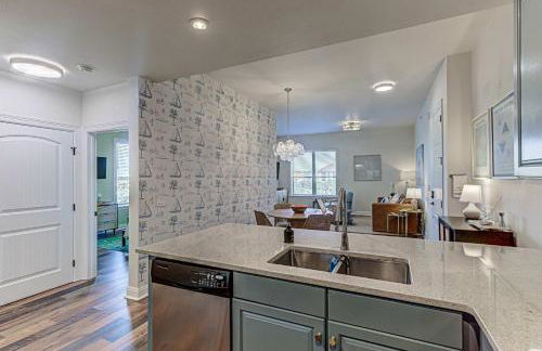 Waterfront Condo for 4 with Resort Pool & Lake View - Foto 34