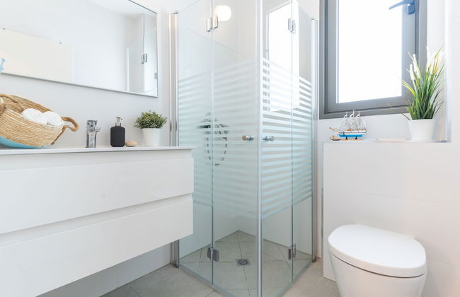 Stylish Seaside Escape with Balcony by Sea N' Rent - Foto 38