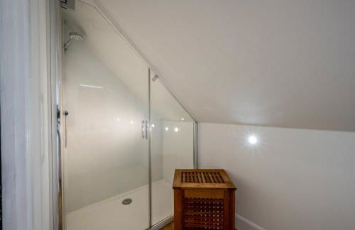 Modern and Stylish WoodHous - Photo 12