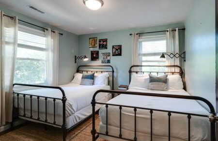 1-Story Home, Fenced Yard, Grill, Firepit, Parking, Sleeps 10, Pet-Friendly, Smart TVs, 10 Mins to Nissan Stadium & Five Points, Cozy Bedrooms, Outdoor Fun, Perfect for Families & Groups - Foto 3