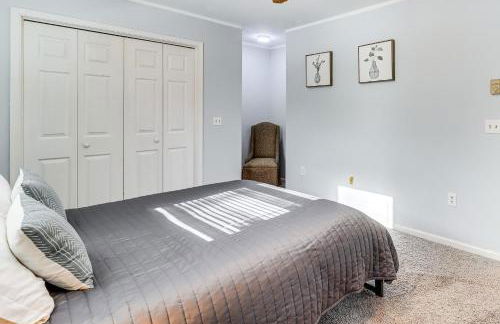 4 Mi to Camelback! Group-Friendly Poconos Cabin - Foto 20