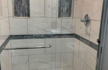 Private 4 Bedroom Home with a hot tub - Foto 31