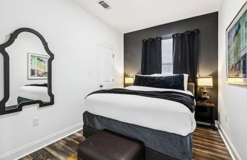 Spacious 10BR NOLA Home, Perfect for Groups, King bed - Foto 3