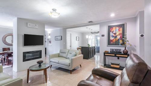 Family Retreat with Pool Fenced Yard AC - Foto 5