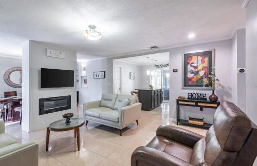 Family Retreat with Pool Fenced Yard AC - Foto 5