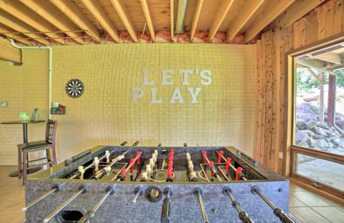 Grand Escape w/ Deck, Game Room, Nature View! - Foto 11