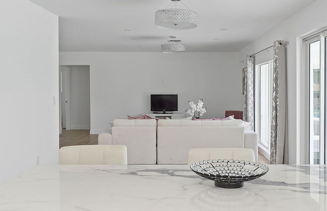 Dreamy 4BR Getaway w Private Pool Luxe Patio in Miramar - Foto 17
