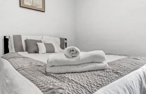 Renovated Main Floor Large 3 Bed House - Photo 9