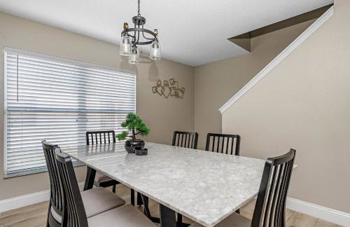 4BR w Heated Pool near Disney & Lake - Sleeps 10 - Foto 3