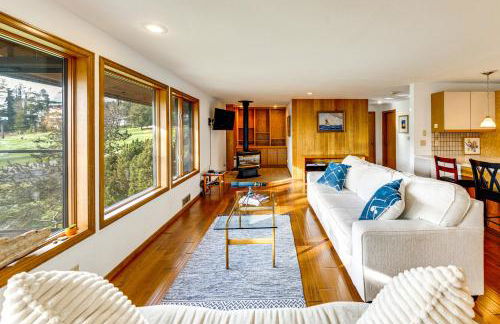 Serene La Conner Retreat with Fireplace and Deck! - Foto 3