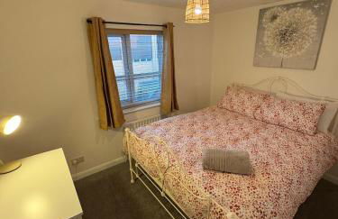 Northampton 2 King Bed SKY TV Driveway Earls Barton - Photo 12