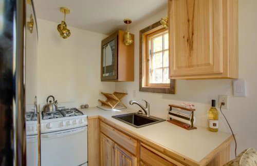 Colorful Cabin w/ Teepee, Fire Pits & Mtn Views! - Foto 7