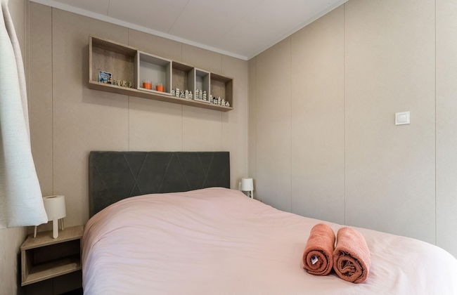 Luxury Chalet Near Ouddorp With Garden - Photo 2