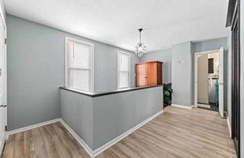 Luxe Suite with Pool Table, King Bed, 3 TVs, & Free Parking - Foto 33