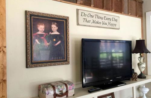 Vacation Cabin near the Boutiques and Galleries in Ingram, Texas - Photo 4