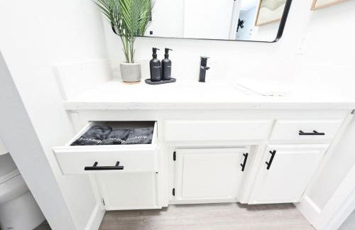 Family Friendly Southwest Bakersfield Retreat with Jacuzzi and Fenced Yard - Photo 35