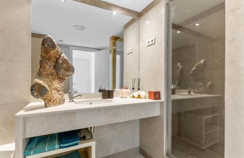 Penthouse Duplex with Epic Views - Photo 29