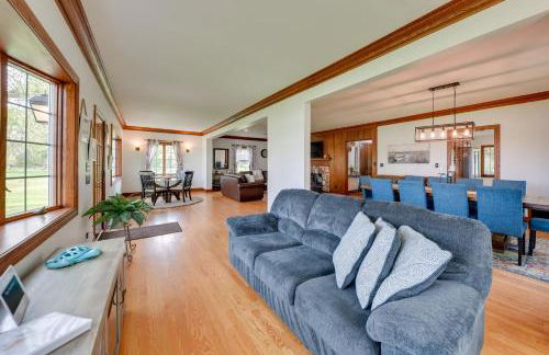 Pistakee Lake Estate with Boat Dock and Hot Tub! - Foto 6