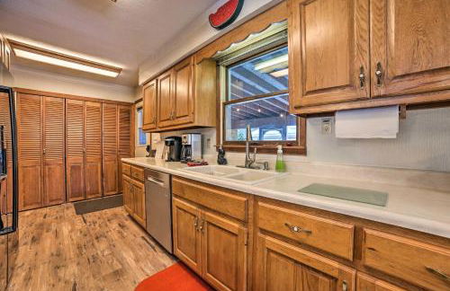 Houghton Lake Cottage Escape with Patio! - Foto 10