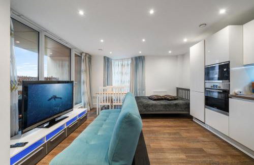 Riverside 1BR with Easy Transport 20min to City Centre - Photo 9