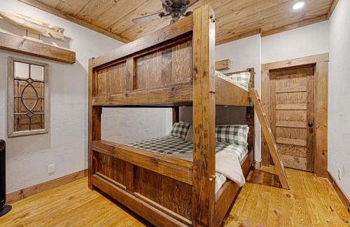 Copperline Lodge - Luxury Creekside Retreat - Creekside Views, Hot Tub, Game Room, Outdoor Fireplaces, Chef Kitchen, Fire Pit - - Foto 43