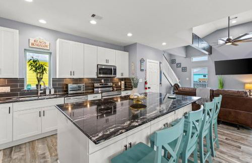 Relax And Sea NEW Luxury Canal-View Escape Gated Community Firepit and Decks - Foto 3