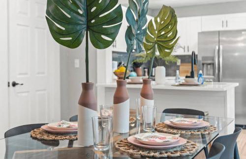 Urban Flamingo Retreat Modern Meets Tropical in this Beautiful, Updated Pet Friendly 3BD Pool Home with Outdoor Living Space - Foto 11