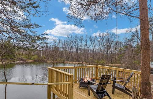 Lazy Lake 3BR Cabin w/ Mtn Views + Hot Tub +Wi-Fi - Foto 15