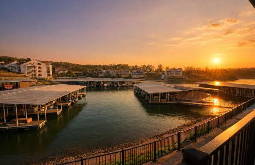 Sunshine and Roses Lakefront 1 Bed and 1 Bath Condo - Foto 3