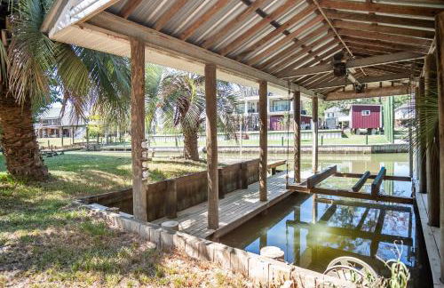 Bayou Breeze Retreat with Pool & River Access - Foto 38