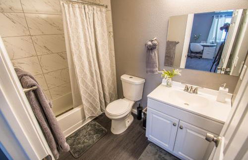 Spacious 2-Bedroom Townhouse with Pool & Private Patio in Central Las Vegas - Foto 16