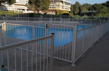 air-conditioned apartment with pool plus beach shuttle - Photo 1