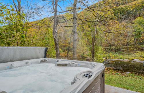 River Time Cabin - Riverfront, Hot Tub, Screen Porch, Fishing, Games, View, 3 King Beds - Photo 15