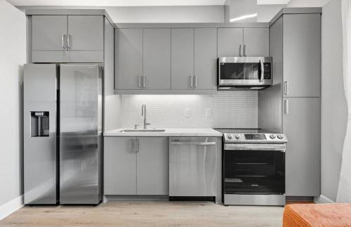 Skyline VIEWS, 5 mins to Downtown, Free Parking - Photo 7