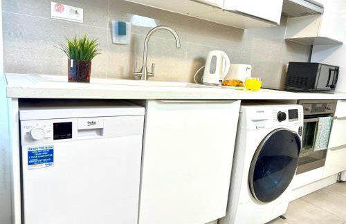 Walnut Flats-F5, Stylish 1-Bedroom - Parking, Netflix, WIFI - Close to Oxford, Bicester & Blenheim Palace - Photo 6