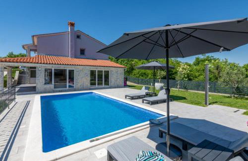 Villa Kalac, a charming holiday pool oasis near the sea - Foto 1