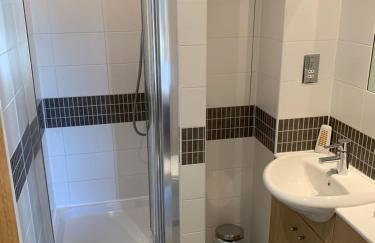 iSTAY APARTMENTS at VIZION - Fully Equipped Modern Serviced Apartments with Balconies, Superfast Broadband, Free Allocated Parking Space, 24h Security, Rooftop Gardens, Located in Central MK - Photo 37