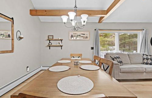 3BR Lake Luzerne Retreat with Game Room & Cozy Fire Pit - Foto 12