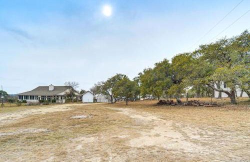 Group Getaway! Hill Country Basecamp with Trails - Foto 23