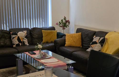 Lovely 3 Bed Ground Floor Apartment Near QE Hospital Harborne Birmingham New - Photo 16