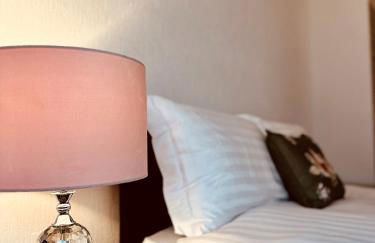 Two Bedroom Flat with Sea Views! - Foto 9