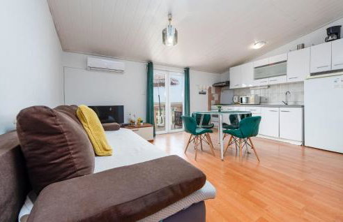 Lovely Apartment In Stara Vas With Wifi - Photo 3