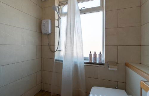 Luxury 1st floor modern flat, close to city with free parking - Photo 17