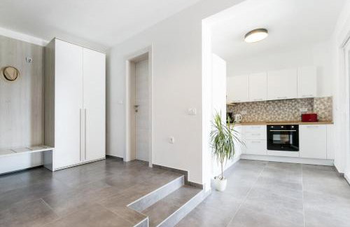 Modern 3-bedroom villa with a private pool - Photo 17