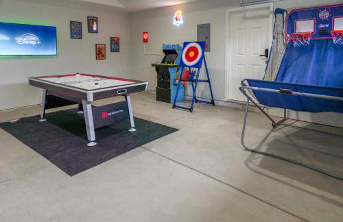 Spacious Disneyland Getaway I Game Room, King Suites & EV Access I Sleeps 14 - Foto 21