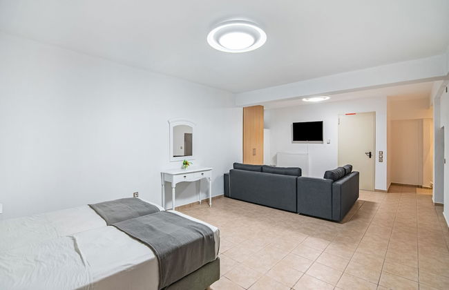 Inviting Villa in Anavissos With Communal Pool - Foto 2