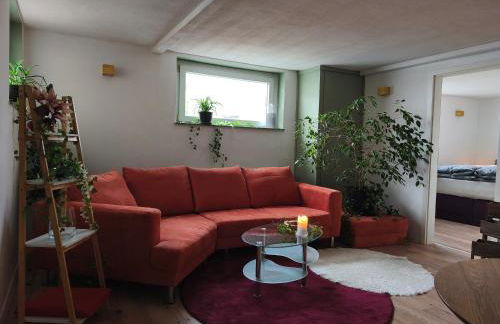 statt HOTEL - Frisch, Frech und Farbenfroh - Helle Souterrainwohnung - Photo 1