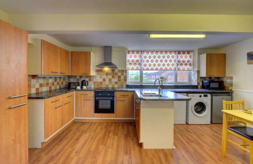 5 bedrooms, sleeps up to 16, secure parking space & comfort - Foto 34